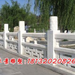 小湖邊石頭，擋板石雕