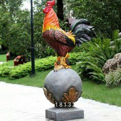 踩球公雞雕塑，玻璃鋼動物雕塑