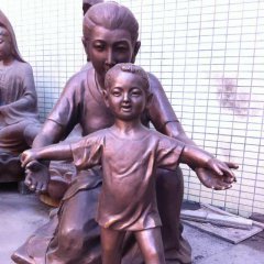 媽媽教兒子走路銅雕，公園人物銅雕