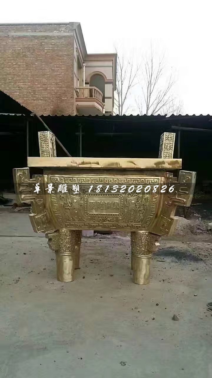 聚財(cái)寶鼎銅雕，廣場(chǎng)四足鼎