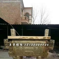 聚財(cái)寶鼎銅雕，廣場四足鼎