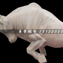 晚霞紅開荒牛雕塑，廣場石雕牛