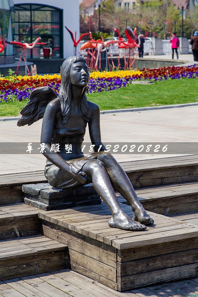 坐在路邊的少女銅雕，公園人物雕塑
