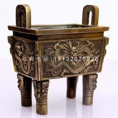 龍浮雕鼎，四足銅鼎