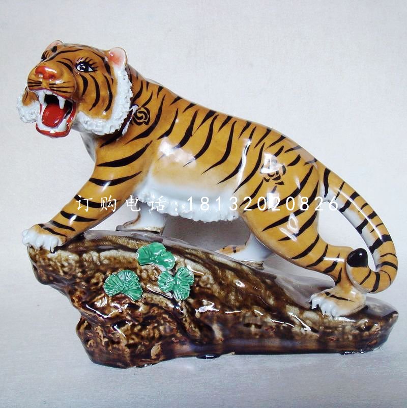 玻璃鋼老虎上山雕塑，動物雕塑