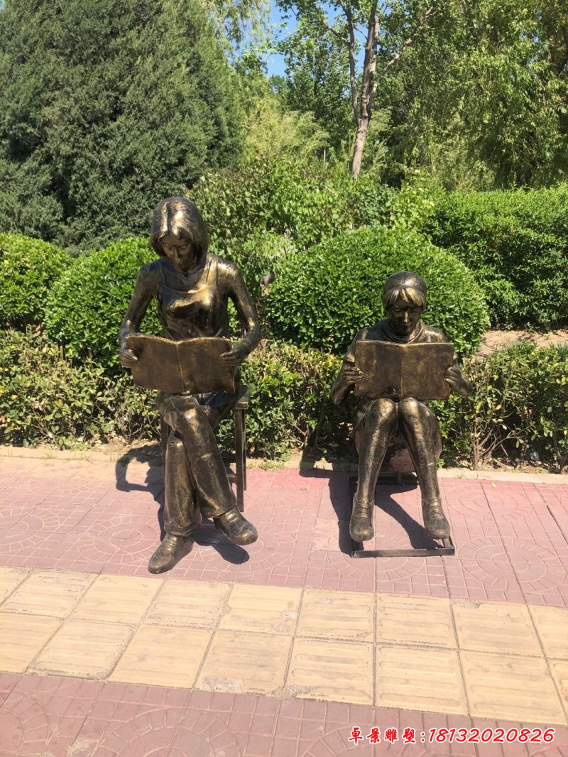 銅雕學(xué)?？磿宋?>
    <p>卓景雕塑公司擁有多款銅雕學(xué)校看書人物模具，可快速完成銅雕學(xué)?？磿宋锏亩ㄖ粕a(chǎn)，另外，我廠還可調(diào)整作品的材質(zhì)、大小、樣式，并支持按圖定制！</p>
    <p>影響銅雕學(xué)?？磿宋飪r(jià)格的因素有：制作工藝、材質(zhì)、尺寸等，不同尺寸、不同材質(zhì)、不同制作工藝，其價(jià)格不盡相同，具體報(bào)價(jià)如下：</p>
    <ul>
      <li></li>    </ul>
    <p>以上價(jià)格僅供參考，如果您要制作銅雕學(xué)?？磿宋?，請(qǐng)聯(lián)系我們（電話/微信：181-3202-0826）獲取最新報(bào)價(jià)！</p>
    <div   id=