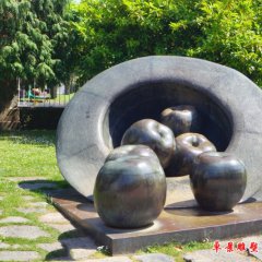 帽子里的蘋果銅雕，公園創(chuàng)意銅雕